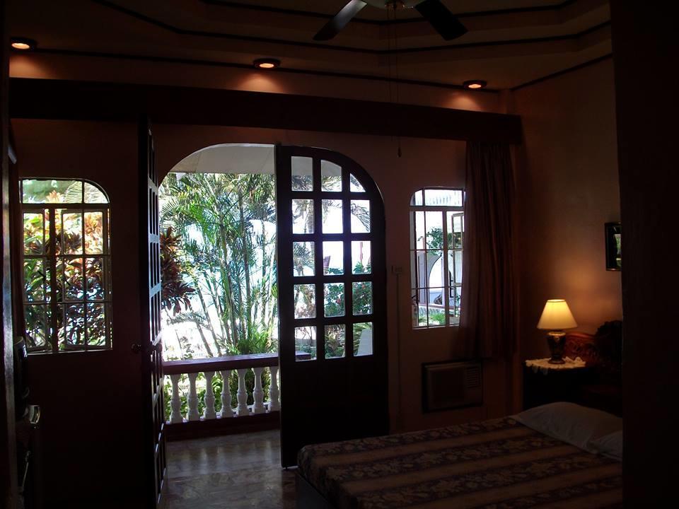 Blue Crystal Beach Resort Puerto Galera Esterno foto